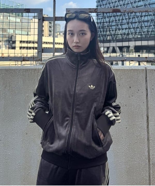 amiriさんの「BEAMS WOMEN｜adidas / FB TP ベロア トラックパンツ」を使ったコーディネート