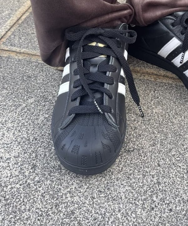 amiriさんの「BEAMS WOMEN｜adidas / FB TP ベロア トラックパンツ」を使ったコーディネート