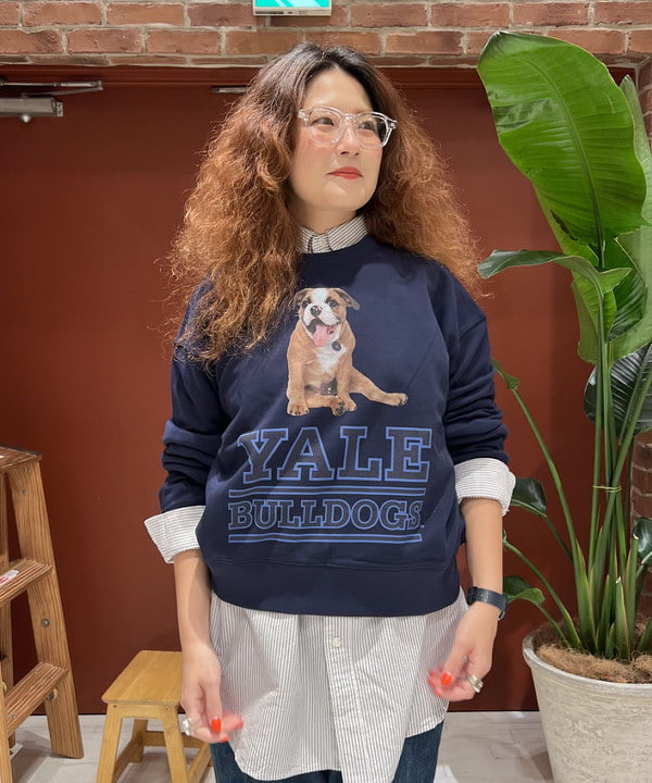 エノモト アミさんの「BEAMS WOMEN｜【別注】THE BOOKSTORE / YALE スウェット 25FW」を使ったコーディネート