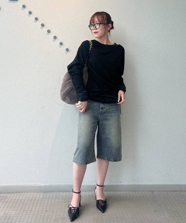 大人のデニムショーツの正解。鍵は「絶妙な膝丈」と「きれいめ靴」