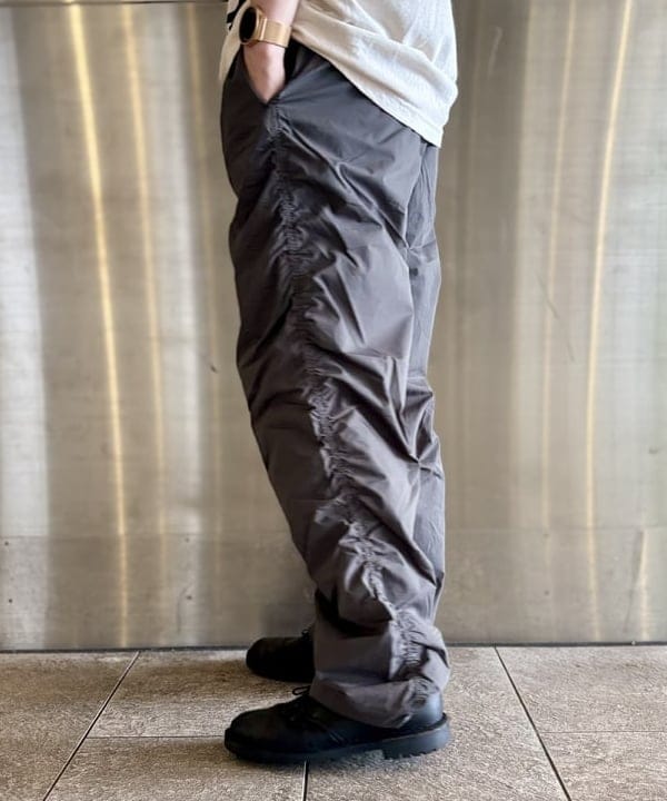 うえきんぐさんの「ワイドストレートフィット パッカリング イージーパンツ」を使ったコーディネート
