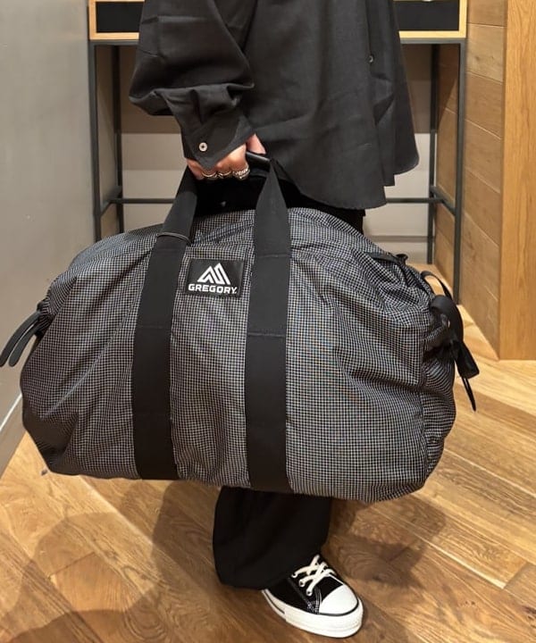 三宅 康平さんの「BEAMS WOMEN｜【別注】GREGORY / DUFFEL BAG M RIPSTOP」を使ったコーディネート