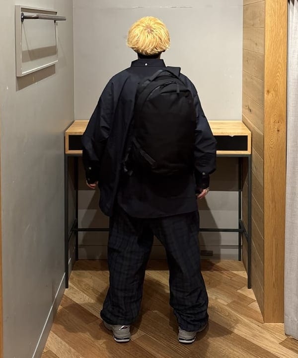 三宅 康平さんの「BEAMS WOMEN｜ABLE CARRY / Daily Plus Cordura re/cor 1000D Black」を使ったコーディネート