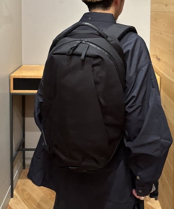 三宅 康平さんの「BEAMS WOMEN｜ABLE CARRY / Daily Plus Cordura re/cor 1000D Black」を使ったコーディネート