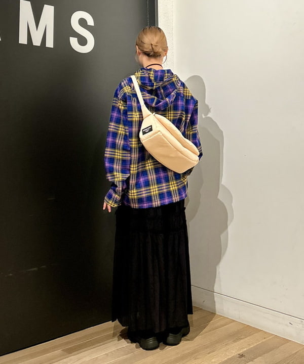 早川 萌子さんの「BEAMS WOMEN｜ワイドフィット リフレクター チェック フードシャツ」を使ったコーディネート