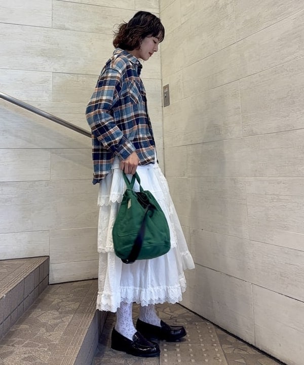 み　う　ちさんの「BEAMS WOMEN｜【別注】N,P,E / ペイシェントバッグ カラー デニム M」を使ったコーディネート