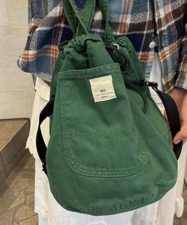 み　う　ちさんの「BEAMS WOMEN｜【別注】N,P,E / ペイシェントバッグ カラー デニム M」を使ったコーディネート