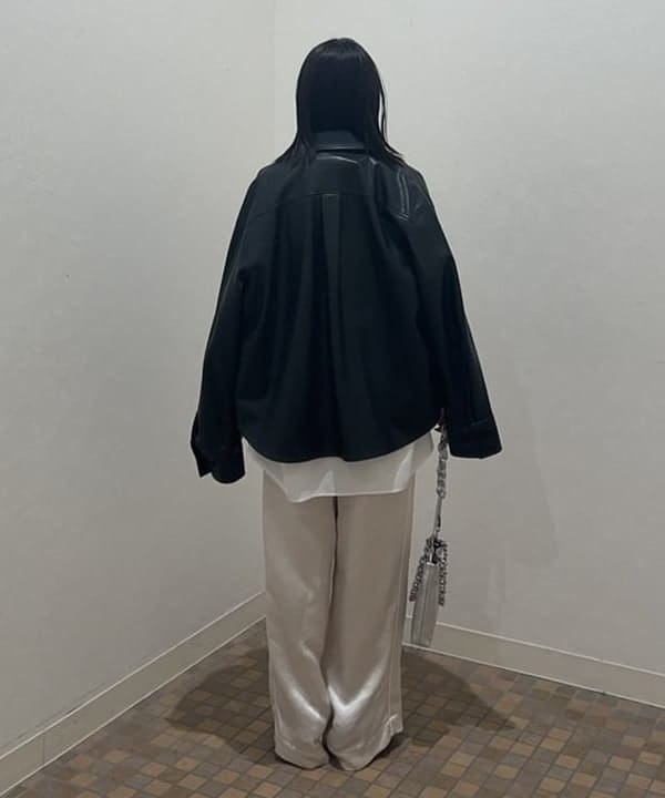 大槻 まひろさんの「BEAMS WOMEN｜フェイクレザー シャツジャケット」を使ったコーディネート