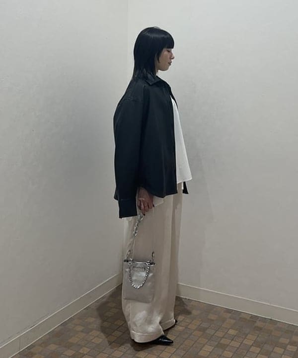 大槻 まひろさんの「BEAMS WOMEN｜フェイクレザー シャツジャケット」を使ったコーディネート