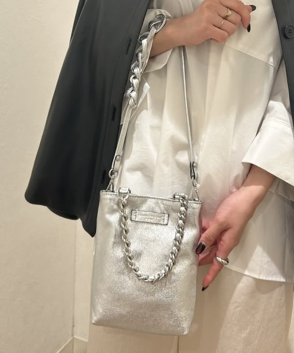 大槻 まひろさんの「BEAMS WOMEN｜フェイクレザー シャツジャケット」を使ったコーディネート