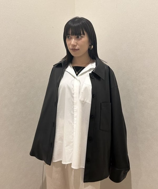 大槻 まひろさんの「BEAMS WOMEN｜フェイクレザー シャツジャケット」を使ったコーディネート