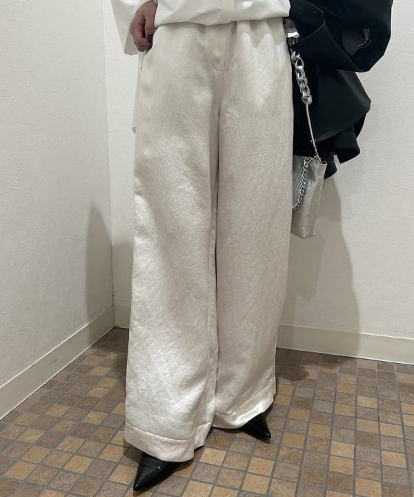 大槻 まひろさんの「BEAMS WOMEN｜フェイクレザー シャツジャケット」を使ったコーディネート