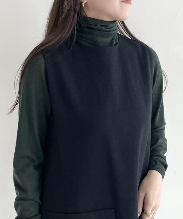 関 桂子さんの「BEAMS WOMEN｜AK+1 / 18ゲージ ハイネック プルオーバー」を使ったコーディネート