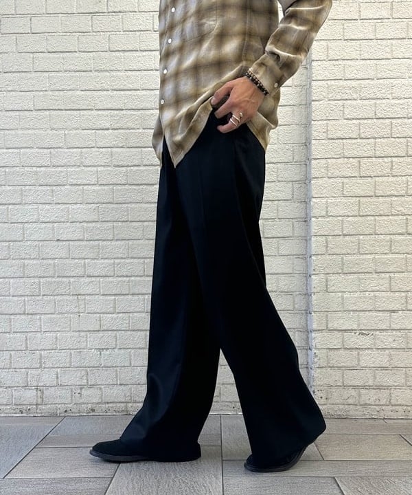 三宅 雄平さんの「BEAMS WOMEN｜Open Collar Ombre」を使ったコーディネート