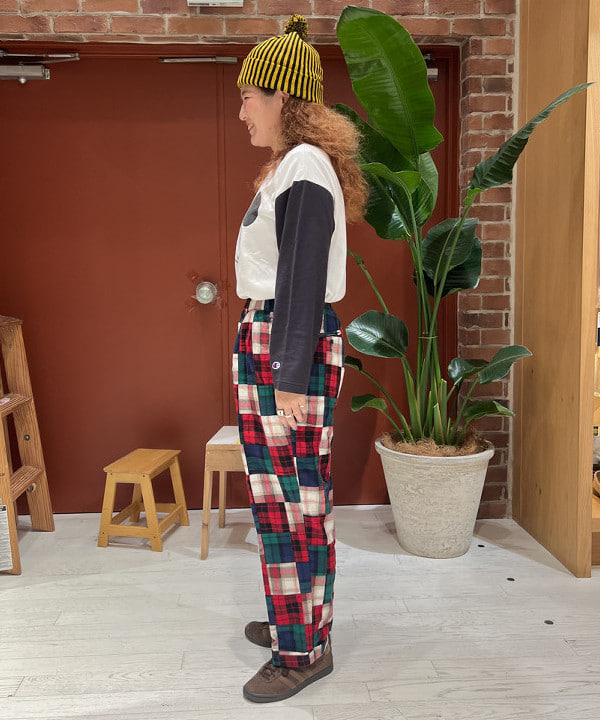 エノモト アミさんの「BEAMS WOMEN｜【別注】Champion / ミッキーマウス / フットボール Tシャツ」を使ったコーディネート