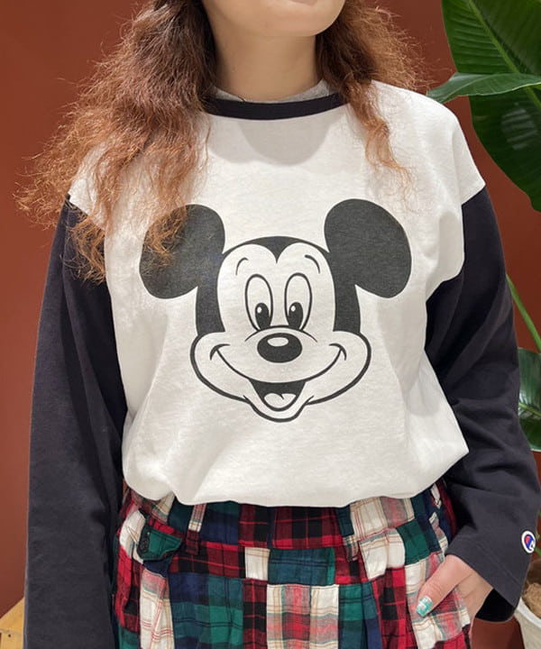 エノモト アミさんの「BEAMS WOMEN｜【別注】Champion / ミッキーマウス / フットボール Tシャツ」を使ったコーディネート