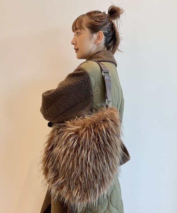大木さんの「BEAMS WOMEN｜ロング ファー バッグ」を使ったコーディネート