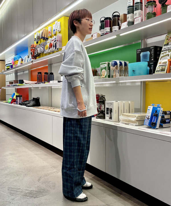 みりさんの「サイドポケット クルーネック スウェット」を使ったコーディネート