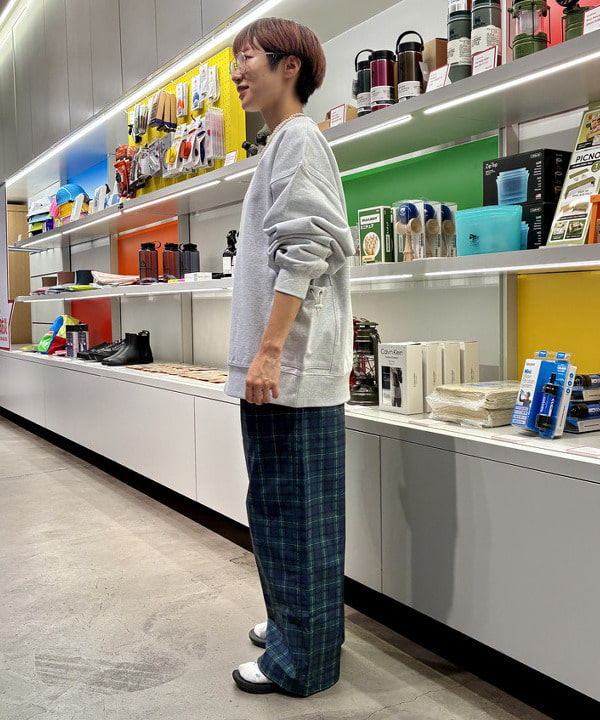 みりさんの「サイドポケット クルーネック スウェット」を使ったコーディネート