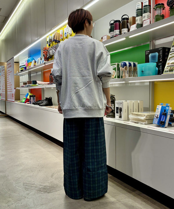 みりさんの「サイドポケット クルーネック スウェット」を使ったコーディネート