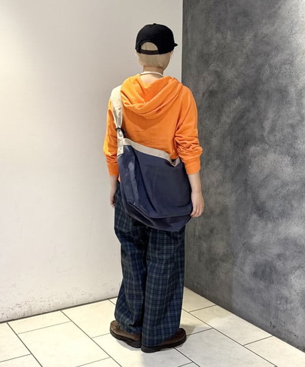 yokoyama shionさんの「BEAMS WOMEN｜【別注】SCREEN STARS / フルジップ パーカー」を使ったコーディネート