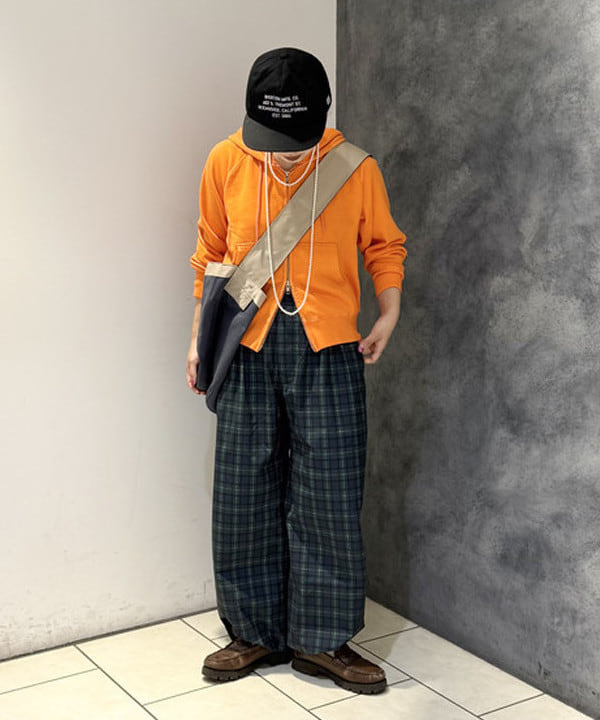 yokoyama shionさんの「BEAMS WOMEN｜【別注】SCREEN STARS / フルジップ パーカー」を使ったコーディネート