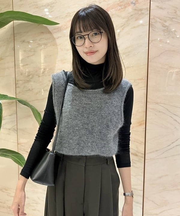 茂野 真楓さんの「BEAMS WOMEN｜モヘヤ ニット ベスト」を使ったコーディネート