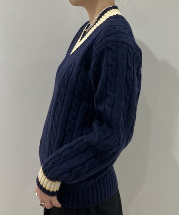 OSUMIさんの「BEAMS WOMEN｜【別注】SLOANE / 5ゲージ チルデン Vネック ロングスリーブ ニット」を使ったコーディネート