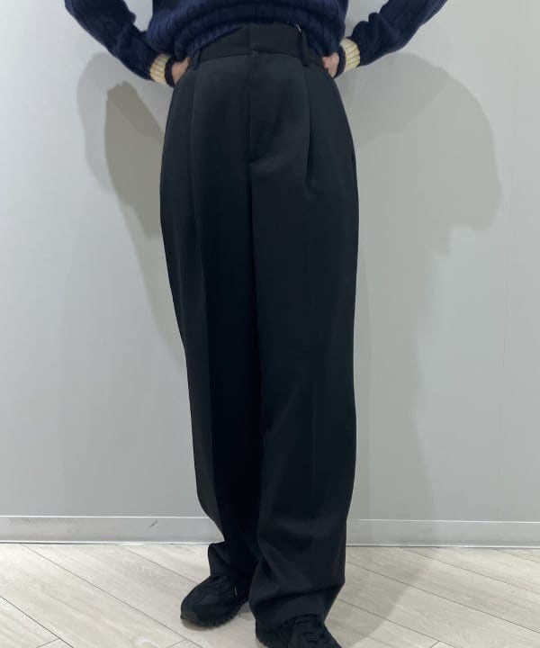 OSUMIさんの「BEAMS WOMEN｜【別注】SLOANE / 5ゲージ チルデン Vネック ロングスリーブ ニット」を使ったコーディネート