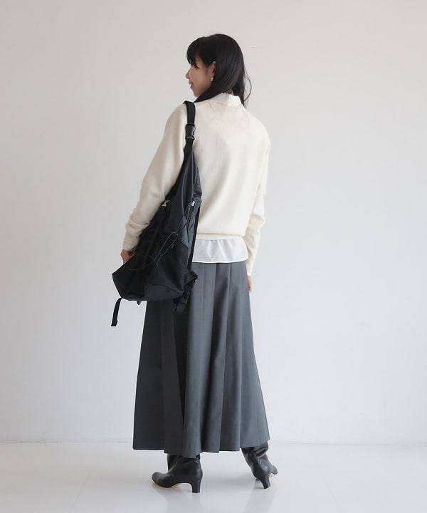 中丸　栞さんの「BEAMS WOMEN｜【別注】SLOANE / 12ゲージ カシミヤ クルーネック ニット」を使ったコーディネート