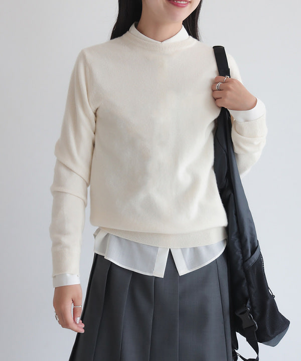 中丸　栞さんの「BEAMS WOMEN｜【別注】SLOANE / 12ゲージ カシミヤ クルーネック ニット」を使ったコーディネート