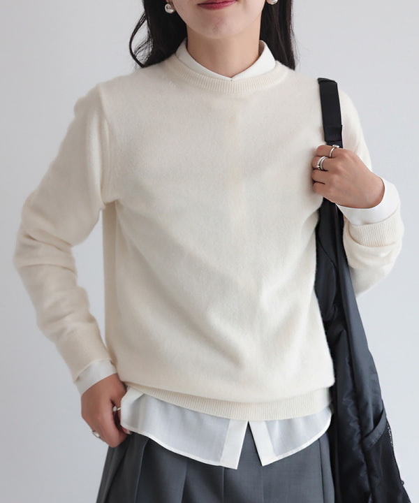 中丸　栞さんの「BEAMS WOMEN｜【別注】SLOANE / 12ゲージ カシミヤ クルーネック ニット」を使ったコーディネート