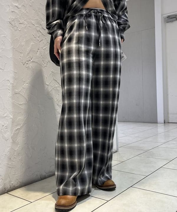 星野 真依さんの「BEAMS WOMEN｜オンブレチェック ワイド パンツ」を使ったコーディネート