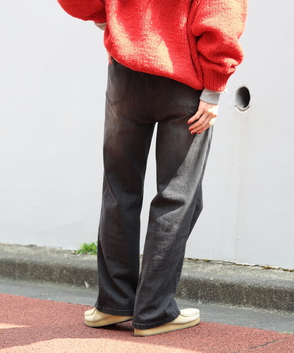 清水 彩乃さんの「BEAMS WOMEN｜【別注】THE BOOKSTORE / Hand Logo Sweater 25FW」を使ったコーディネート