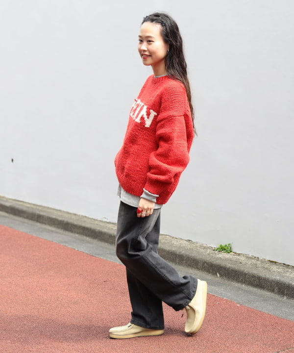 清水 彩乃さんの「BEAMS WOMEN｜【別注】THE BOOKSTORE / Hand Logo Sweater 25FW」を使ったコーディネート