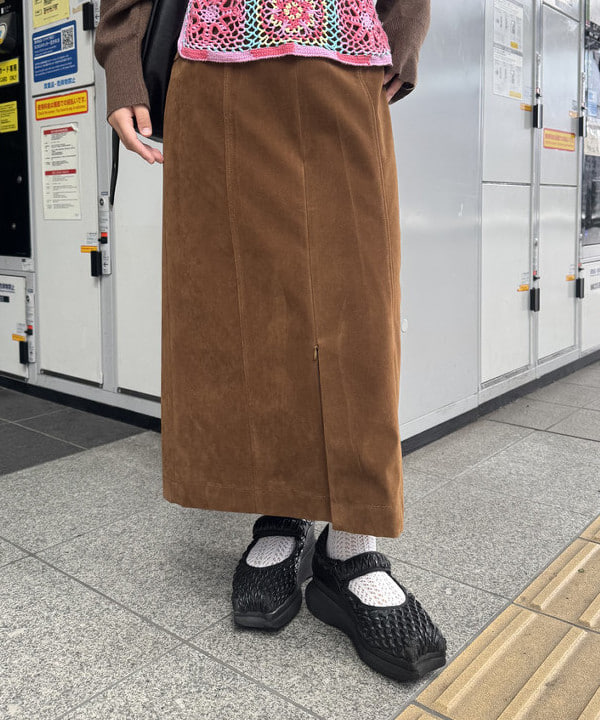 リズさんの「BEAMS WOMEN｜フロッキー ジップ スリット スカート」を使ったコーディネート