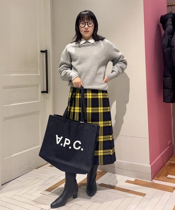 大人の「優等生コーデ」。襟付きレイヤードで、スウェットを品良く着こなす