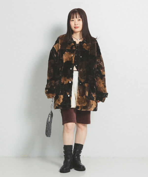 カタヤマ アヤさんの「BEAMS WOMEN｜RBS / フェイクファー ステンカラー コート」を使ったコーディネート