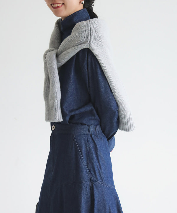 中丸　栞さんの「BEAMS WOMEN｜【別注】SLOANE / 5ゲージ Vネック カーディガン」を使ったコーディネート