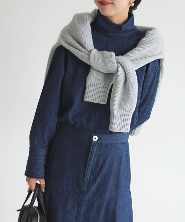 中丸　栞さんの「BEAMS WOMEN｜【別注】SLOANE / 5ゲージ Vネック カーディガン」を使ったコーディネート