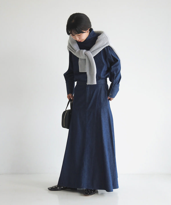 中丸　栞さんの「BEAMS WOMEN｜【別注】SLOANE / 5ゲージ Vネック カーディガン」を使ったコーディネート