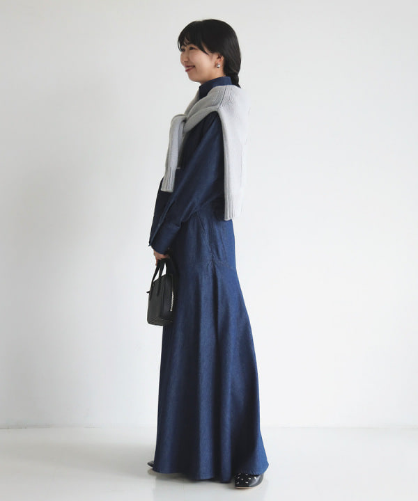 中丸　栞さんの「BEAMS WOMEN｜【別注】SLOANE / 5ゲージ Vネック カーディガン」を使ったコーディネート