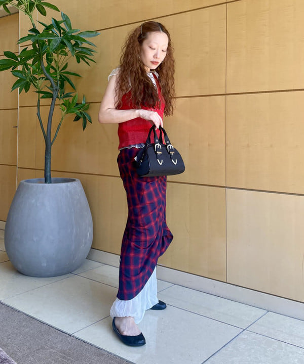 ハルキ　モモナさんの「BEAMS WOMEN｜ボーダー レース編み ベスト」を使ったコーディネート