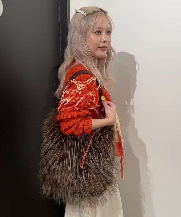 ando naoさんの「BEAMS WOMEN｜ロング ファー バッグ」を使ったコーディネート