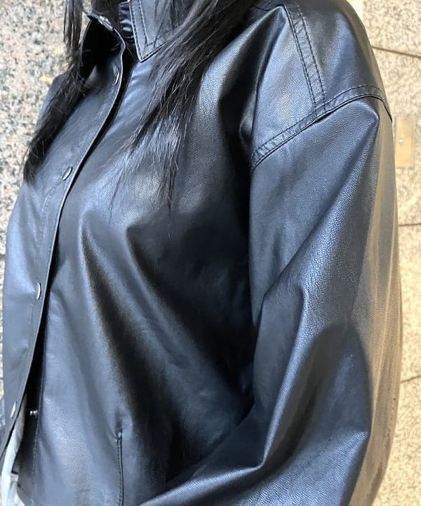 加歩さんの「BEAMS WOMEN｜フェイクレザー クロップド シャツ」を使ったコーディネート