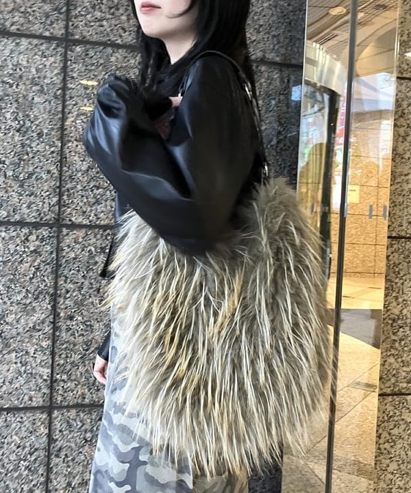 加歩さんの「BEAMS WOMEN｜フェイクレザー クロップド シャツ」を使ったコーディネート