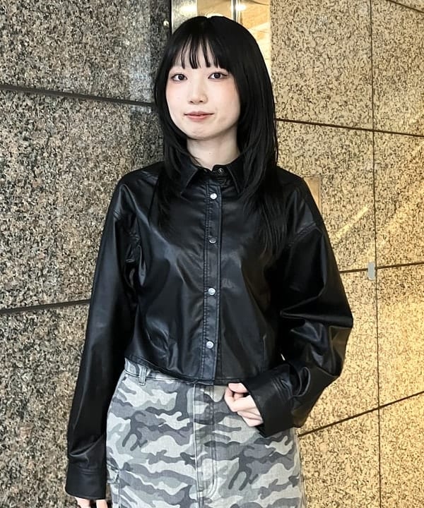 加歩さんの「BEAMS WOMEN｜フェイクレザー クロップド シャツ」を使ったコーディネート