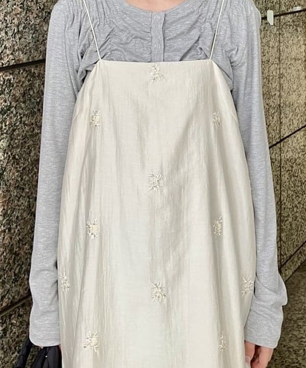 森本 理絵さんの「BEAMS WOMEN｜ビーズ 刺繍 キャミ ワンピース」を使ったコーディネート