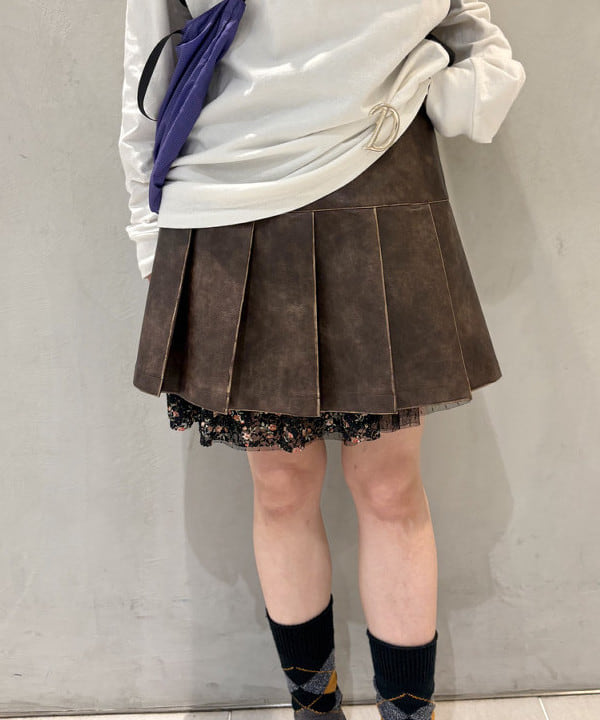 amaさんの「BEAMS WOMEN｜フェイクレザー プリーツ ミニ スカート」を使ったコーディネート