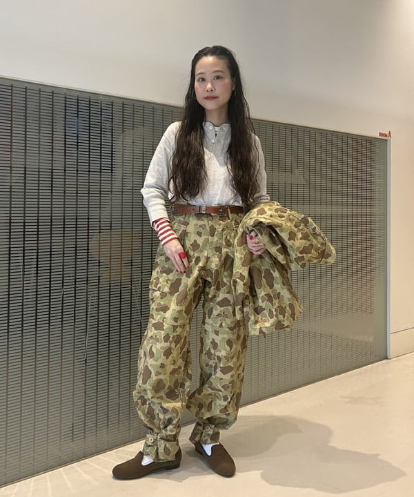 清水 彩乃さんの「BEAMS WOMEN｜【別注】BUZZ RICKSON'S / ヘリンボーン カモ ジャケット」を使ったコーディネート